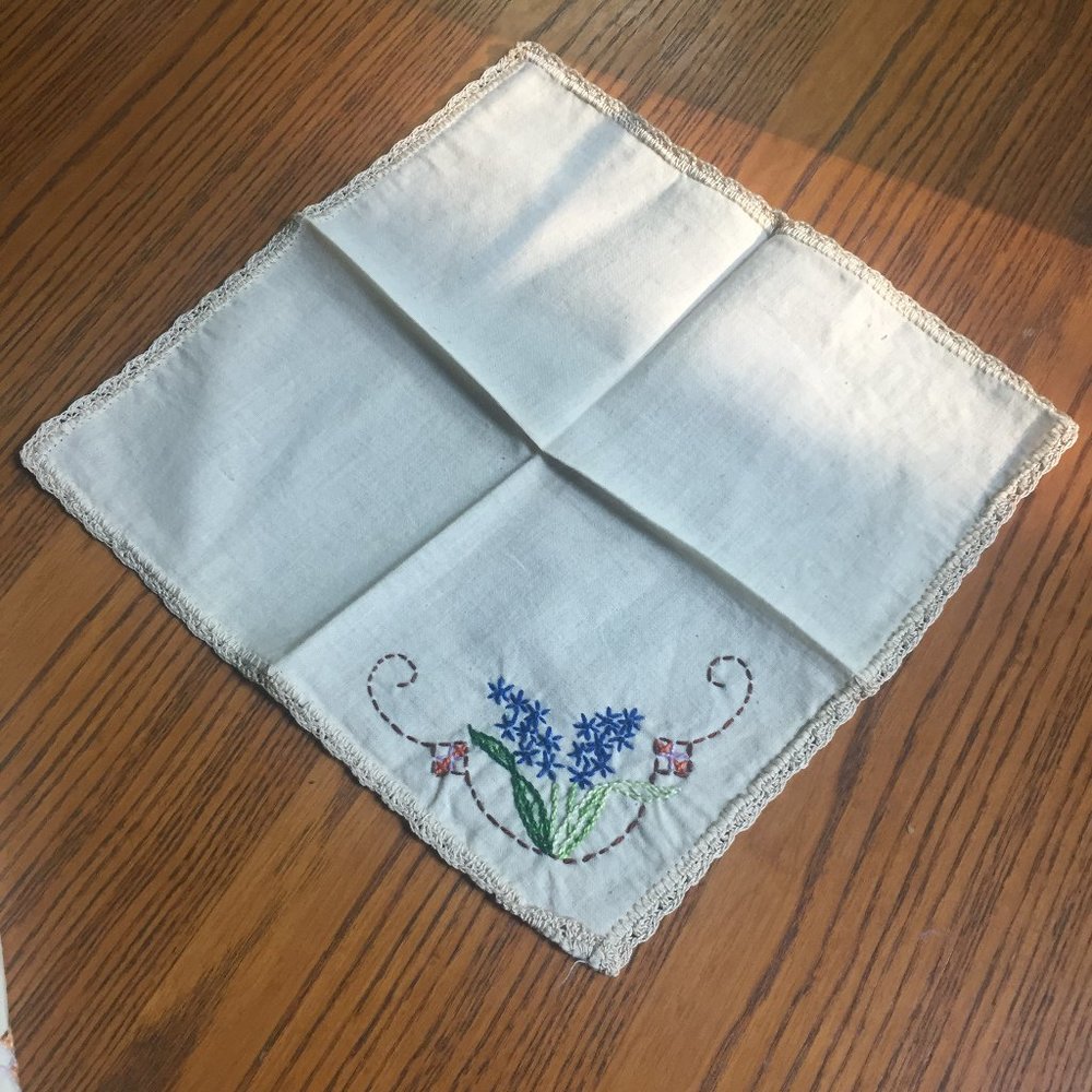 VTG Embroidered Tablecloth 4 Napkins Lilacs - Picture 12 of 15